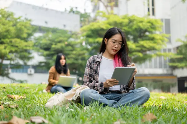 Uma Jovem Estudante Asiática Está Sentada Grama Parque Estudando Com — Fotografia de Stock