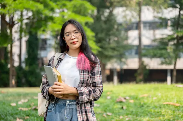 Een Zelfverzekerde Jonge Aziatische Studente Casual Kleding Met Haar Bezittingen — Stockfoto