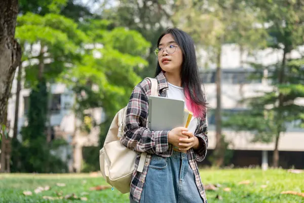 Uma Jovem Estudante Universitária Asiática Trajes Casuais Usando Óculos Segura — Fotografia de Stock