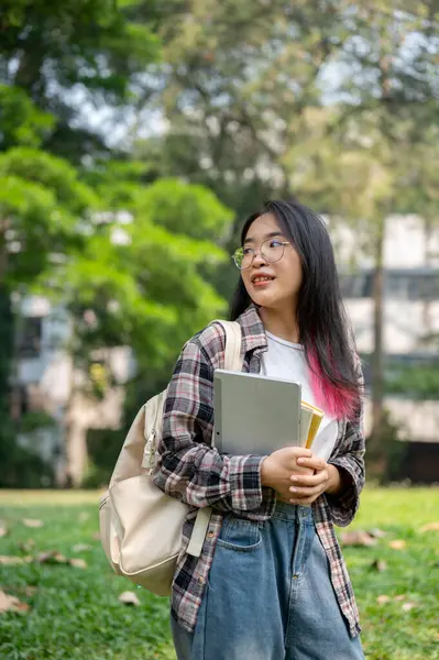 Een Jonge Aziatische Studente Casual Kleding Draagt Een Bril Houdt — Stockfoto