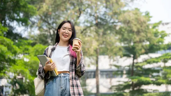 Uma Jovem Estudante Asiática Universitária Positiva Óculos Roupas Casuais Carregando — Fotografia de Stock
