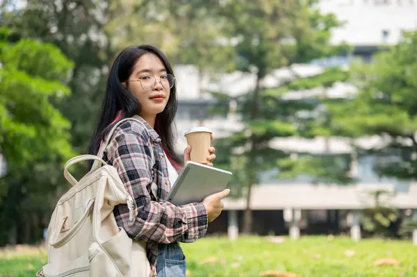 Seorang Mahasiswa Perempuan Asia Yang Positif Berkacamata Dan Pakaian Kasual — Stok Foto