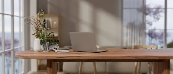 在一个舒适的当代房间里 一台笔记本电脑和装饰在靠窗的木制桌子上的背景图片 家庭办公室 工作场所 工作空间 3D渲染 3D说明 — 图库照片