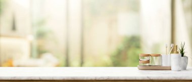 Tuvalet malzemeleri ve lüks bir banyonun bulanık arka planına sahip lüks beyaz mermer bir masa üstünde sergilenecek bir yer. Görüntüyü yaklaştır. 3d görüntüleme, 3d illüstrasyon