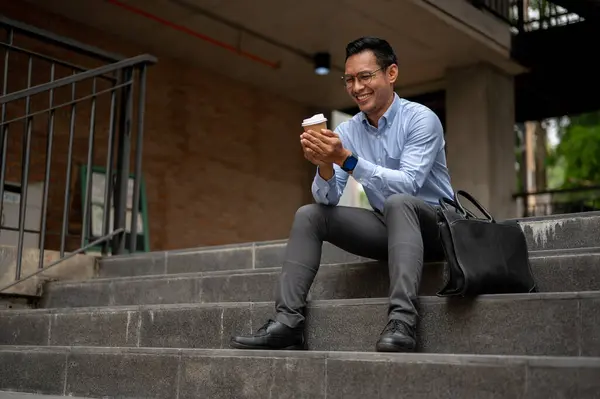 Красивый Счастливый Азиатский Бизнесмен Тысячелетия Наслаждается Кофе Лестнице Перед Зданием Стоковая Картинка