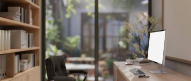Çağdaş lüks bir ofisteki bilgisayar masasının yan görüntüsü. Büyük bir kitaplığı ve özel küçük bahçesi olan özel bir ofis. 3d görüntüleme, 3d illüstrasyon