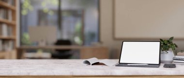 Beyaz mermer masa çağdaş bir ofiste bir beyaz ekran dijital tablet, bir kablosuz klavye, kitaplar ve dekor sergiler. çalışma alanı yakın çekim görüntüsü. 3d görüntüleme, 3d illüstrasyon