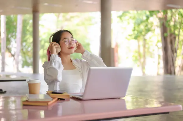 Uma Jovem Estudante Universitária Asiática Relaxada Feliz Está Desfrutando Música Fotos De Bancos De Imagens