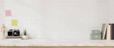 Beyaz kiremit duvara karşı ürünleri sergilemek için objeler ve alan olan mermer beyaz bir masa. Görüntüyü yaklaştır. 3d görüntüleme, 3d illüstrasyon