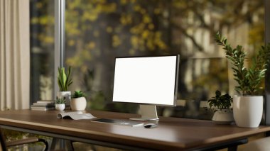 Çağdaş lüks bir ofis ya da özel ofis içi, ahşap bir masa üzerinde büyük pencereye dekor dayanan beyaz ekran bir bilgisayar modelidir. 3d görüntüleme, 3d illüstrasyon