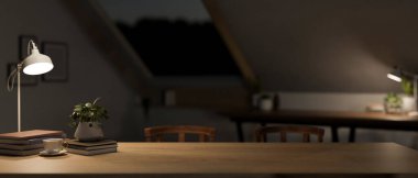 Geceleri modern karanlık tavan arası odasındaki ahşap bir masanın üstünde masa lambalarının loş ışıklarıyla ürünleri sergilemek için bir kopya alanı. Yakın plan çekim. 3d görüntüleme, 3d illüstrasyon