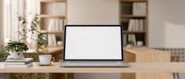 Beyaz ekran dizüstü bilgisayar modeli ve çağdaş bir minimalist kafe ortak çalışma alanı veya kütüphane okuma odasındaki ahşap bir masanın üstündeki nesneler. Yakın çekim, ön görüş. 3d görüntüleme, 3d illüstrasyon