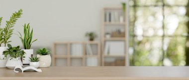 Ürünleri ahşap bir masa üstünde sergilemek için kullanılan bir alanın yakın plan görüntüsünde, minimalist bir odada kitaplar ve dekoratif bitkiler yer alıyor. 3d görüntüleme, 3d illüstrasyon
