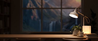 Ahşap bir masa üstünde ürünleri sergilemek için kullanılan bir alan, modern karanlık bir odada karlı bir dağ manzarasına bakan penceresi olan bir lambadan loş ışık ve aksesuarlardan oluşur. 3d görüntüleme, 3d illüstrasyon