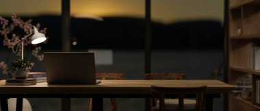 Masa lambasının loş ışığıyla çağdaş bir ofis toplantı odasında, küçük ahşap bir toplantı masasında dizüstü bilgisayar. 3d görüntüleme, 3d illüstrasyon