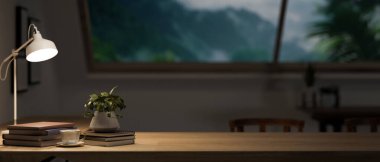 Ahşap masalı bir çalışma masasında kitaplar, saksı bitkisi, masa lambası ve karanlık bir odada sergilenecek ürünler bulunur. Görüntüyü yaklaştır. 3d görüntüleme, 3d illüstrasyon