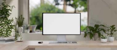 Modern, minimalist bir oturma odasında, ev bitkileriyle çevrili ahşap bir masanın üzerinde beyaz ekran maketi olan bir bilgisayar. 3d görüntüleme, 3d illüstrasyon