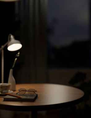 Geceleri karanlık bir odada yuvarlak tahta bir masa üstü resmi, bir gözlük, bir kitap, bir kalem, bir kahve fincanı, bir vazo ve bir masa lambası. 3d görüntüleme, 3d illüstrasyon