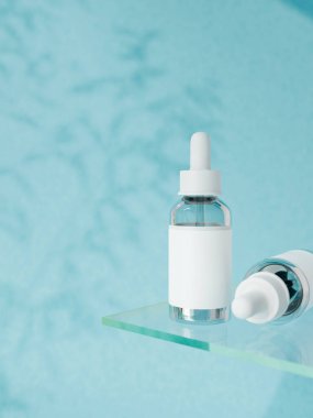 Mavi arka plandaki cam kaidede serum kozmetik şişeleri. Şeffaf yüz bakımı düşürücü serum şişesi ve beyaz etiket modeli. 3d görüntüleme, 3d illüstrasyon