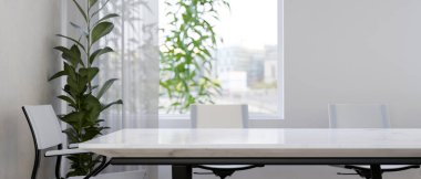 Minimalist beyaz toplantı odasındaki beyaz mermer toplantı masasında ürünleri sergilemek için bir yer. İş yeri konsepti. 3d görüntüleme, 3d illüstrasyon