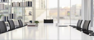 Modern bir toplantı odasında siyah koltuklu beyaz bir toplantı masasının yakın plan görüntüsü. iş yeri konsepti, 3D render, 3D illüstrasyon
