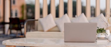 Modern bir ofis salonundaki lüks bir mermer sehpanın üzerindeki dizüstü bilgisayarın yakın plan görüntüsü. İş yeri konsepti. 3d görüntüleme, 3d illüstrasyon