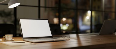 Akşamları çağdaş bir toplantı odasında bir toplantı masasında dizüstü bilgisayarın beyaz ekran modelinin yakın çekim görüntüsü. Gece konseptinde çalışma yeri. 3d görüntüleme, 3d illüstrasyon