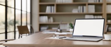 Çağdaş bir toplantı odasındaki ahşap bir toplantı masasında dizüstü bilgisayarın yakın plan görüntüsü. Çalışma hızı konsepti, 3 boyutlu görüntüleme, 3 boyutlu resimleme