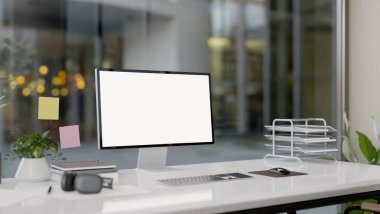 Modern bir ofiste beyaz ekran maketi ve ofis malzemeleri olan bir bilgisayar büyük cam pencereye karşı beyaz bir masada bulunur. 3d görüntüleme, 3d illüstrasyon