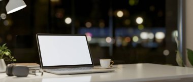 Beyaz ekran maketi ve aksesuarları olan bir dizüstü bilgisayarın yakın plan görüntüsü. Gece iş yeri, 3D görüntüleme, 3D resimleme