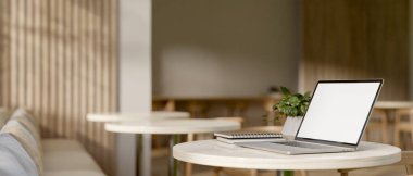 Modern, rahat bir kahve dükkanında, beyaz ekran maketi olan bir dizüstü bilgisayarın yakın plan görüntüsü. 3d görüntüleme, 3d illüstrasyon