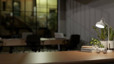 Modern bir ofisteki ahşap bir masada ürünleri sergilemek için bir kopya alanı, masa lambasından loş bir ışık, kitaplar, kulaklıklar ve masanın üzerindeki dekorasyon bitkileri. 3d görüntüleme, 3d illüstrasyon