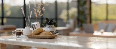 Modern ferah bir oturma odasındaki mermer bir kahve masasının yakın plan görüntüsünde bir ekmek sepeti, bir kahve fincanı ve dekor bitkileri yer alıyor. 3d görüntüleme, 3d illüstrasyon