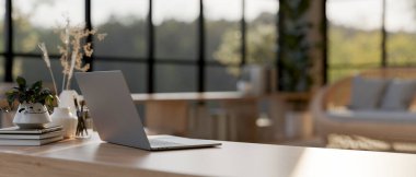 Modern, ferah bir oturma odasındaki ahşap bir sehpanın üzerindeki dizüstü bilgisayar ve dekorun yakın plan görüntüsü. Ev işyeri, iş yeri konsepti. 3d görüntüleme, 3d illüstrasyon