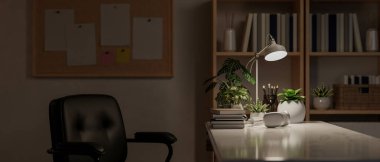 Üzerinde kulaklıklar, kitaplar, dekoratif bitkiler olan bir masanın yan görüntüsü ve geceleri en az çalışma odasındaki bir masa lambasının loş ışığı. 3d görüntüleme, 3d illüstrasyon