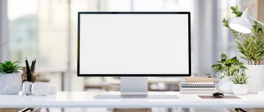Beyaz ekran maketi, kitapları, kulaklıkları ve dekoratif bitkileri olan bir bilgisayar masası. İş yeri konsepti. 3d görüntüleme, 3d illüstrasyon