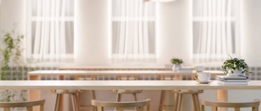 Minimalist, parlak bir kafe çalışma alanındaki ahşap bir masanın üstünde ürünleri sergilemek için bir kopya alanı. Görüntüyü yaklaştır. 3d görüntüleme, 3d illüstrasyon