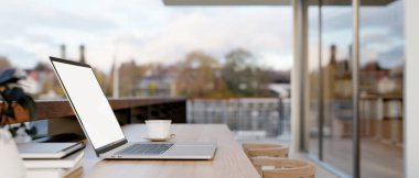 Şehir manzaralı bir apartmanın balkonundaki masada dizüstü bilgisayar. Açık hava çalışma alanı, iş yeri. Yakın plan yan görüntü görüntüsü. 3d görüntüleme, 3d illüstrasyon