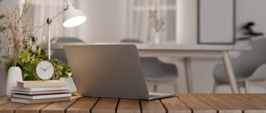 Dizüstü bilgisayarın, kitapların, alarmın, dekor bitkilerinin ve minimalist bir odadaki ahşap bir masa lambasının arka plan görüntüsü. Çalışma alanı, çalışma yeri, 3D çizim, 3D illüstrasyon