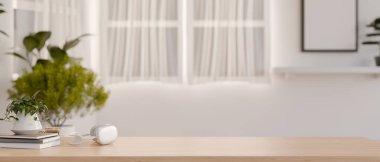 Ürünleri ahşap bir masa üstünde sergilemek için bir alan, kulaklıklar, kitaplar ve minimalist beyaz bir odada dekoratif bir bitki barındırır. Ev dekorasyonu, ev dekorasyonu. 3d görüntüleme, 3d illüstrasyon