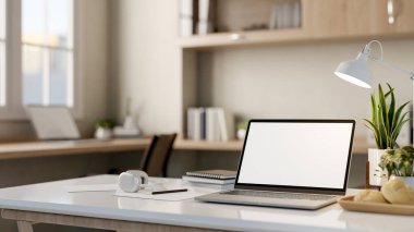Modern, rahat bir ofiste, beyaz ekranlı, kulaklıklı, kağıtlı, kitaplı ve dekorlu bir dizüstü bilgisayarın yakın plan görüntüsü. Çalışma yeri, 3D görüntüleme, 3D resimleme