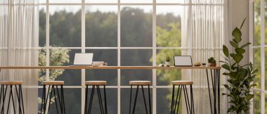 Çağdaş bir minimalist kafe kahve dükkanının büyük penceresine karşı taburelerle dolu uzun bir masa. 3d görüntüleme, 3d illüstrasyon