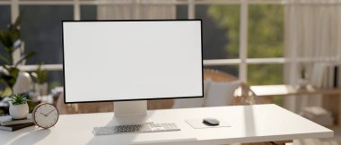 Çağdaş bir odada, beyaz ekran modeli ve dekoru olan, güneş ışığının büyük pencereden içeri aktığı bir bilgisayarın yakın plan görüntüsü. 3d görüntüleme, 3d illüstrasyon