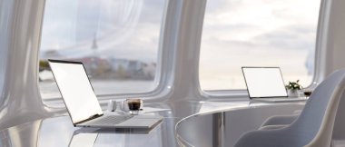 Modern metalik krom eğimli bir masadaki iki dizüstü bilgisayarın çok az geleceksel uzay gemisi temalı bir ofiste yakın plan görüntüsü. 3d görüntüleme, 3d illüstrasyon