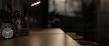 Karanlık, modern bir odada, siyah bir masanın üzerindeki neon alarmlı saatin yakın plan görüntüsü. resim kopyalama alanı, 3d oluşturma, 3d illüstrasyon