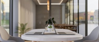 Modern beyaz mermer bir masada modern bir toplantı odasında ya da ortak çalışma alanında iki dizüstü bilgisayar. iş yeri konsepti, 3D render, 3D illüstrasyon