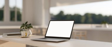 Minimalist beyaz bir odada, beyaz ekran bir masadaki dizüstü bilgisayarın yakın çekim görüntüsü. iş yeri, çalışma alanı, ev ofisi, 3D resim, 3D resim