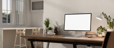 Ev çalışma alanı, çağdaş parlak bir odadaki ahşap bir masa üzerinde beyaz ekran modeli, kitaplar ve dekorasyon bitkilerine sahip bir bilgisayara sahiptir. 3d görüntüleme, 3d illüstrasyon