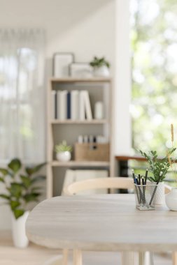 Evdeki çağdaş parlak bir odada ürünleri ahşap bir masada sergilemek için bir alan. ev çalışma alanı, iş yeri, 3D çizim, 3D illüstrasyon