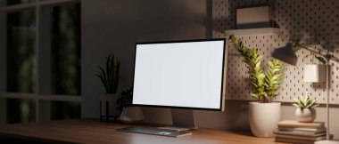 Geceleri karanlık bir odada, masa lambasıyla aydınlatılan, rahat bir atmosfer yaratan, tahta bir masanın üzerinde beyaz ekran maketi olan bir bilgisayarın yakın plan görüntüsü. 3d görüntüleme, 3d illüstrasyon